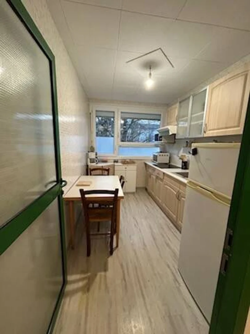 Chambre confortable pour étudiants disponible dans 