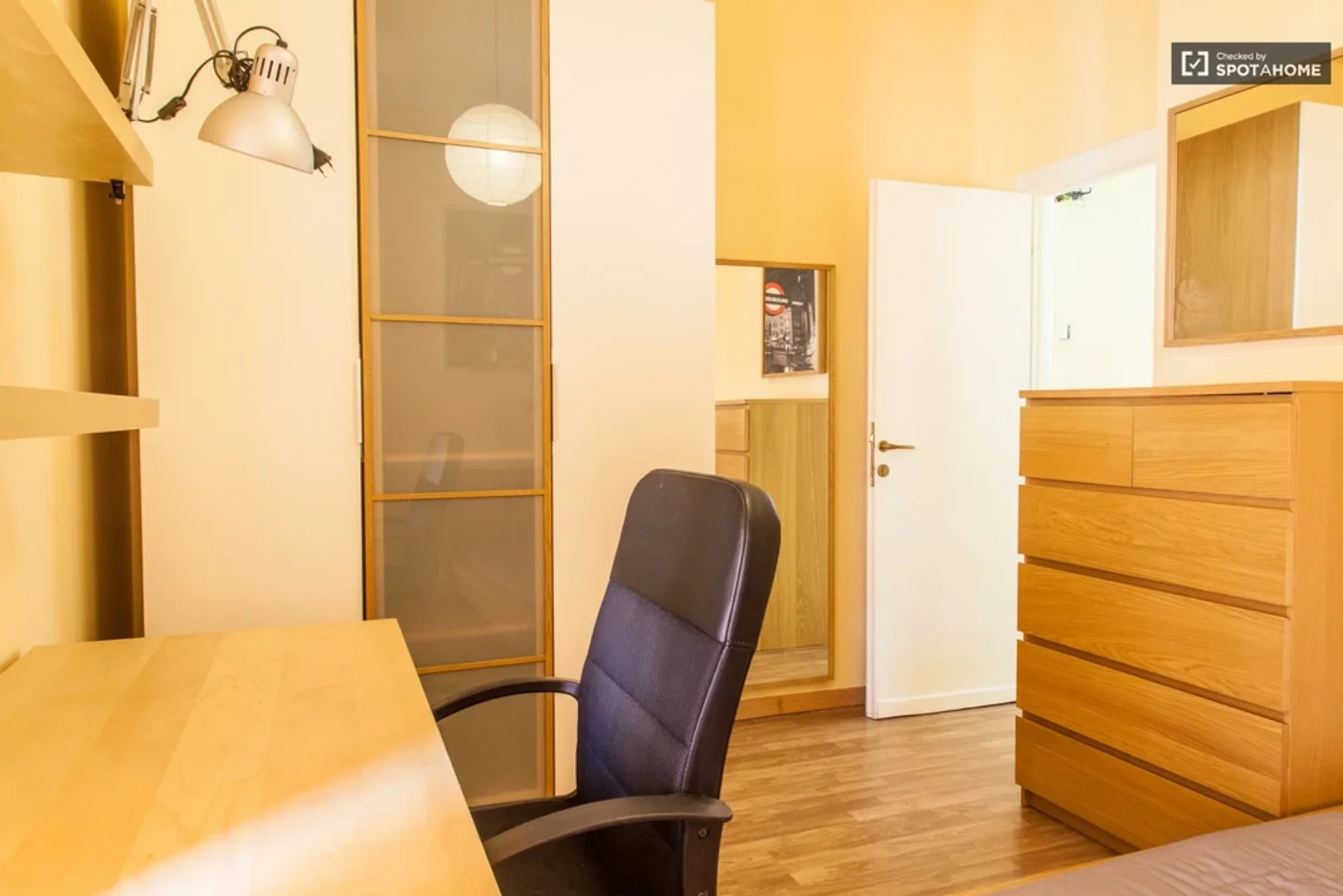 Stanza per studenti luminosa e ariosa con facile accesso all'università a 
