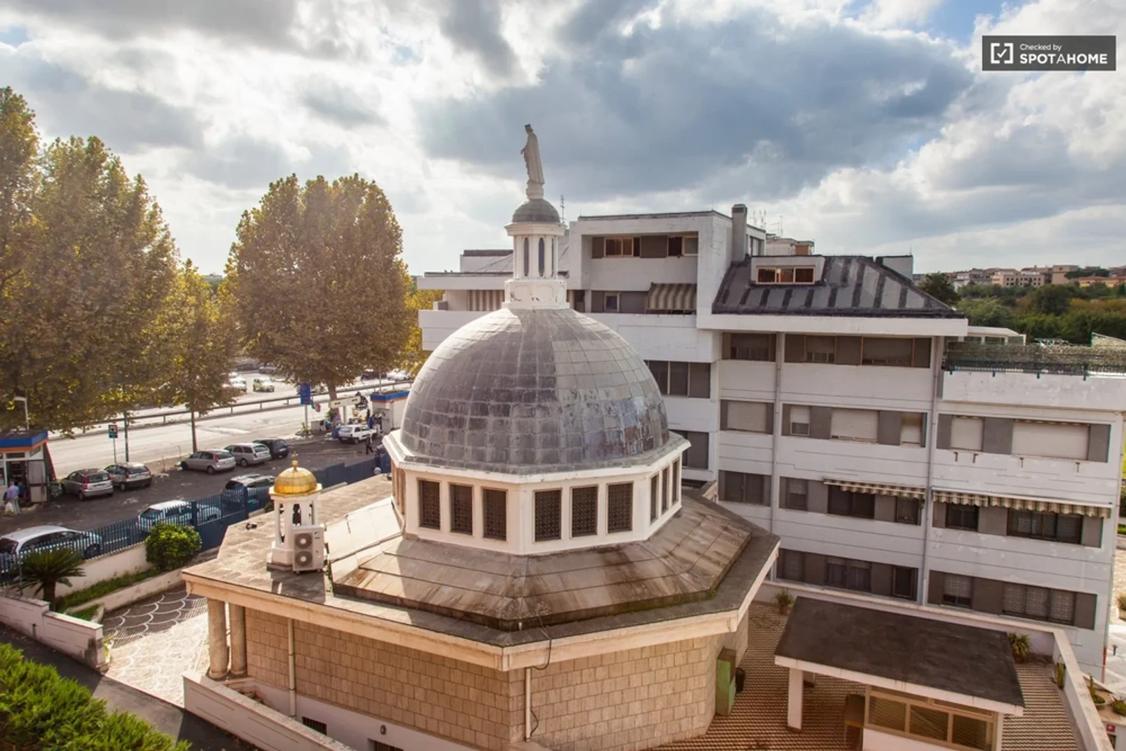 Stanza per studenti luminosa e ariosa con facile accesso all'università a 