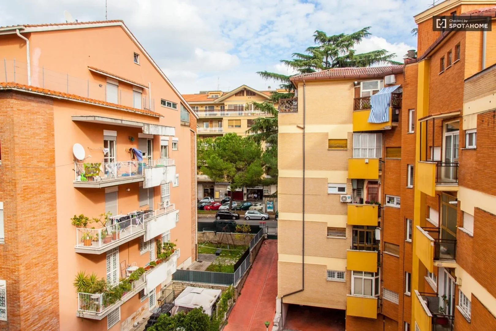 Stanza per studenti luminosa e ariosa con facile accesso all'università a 