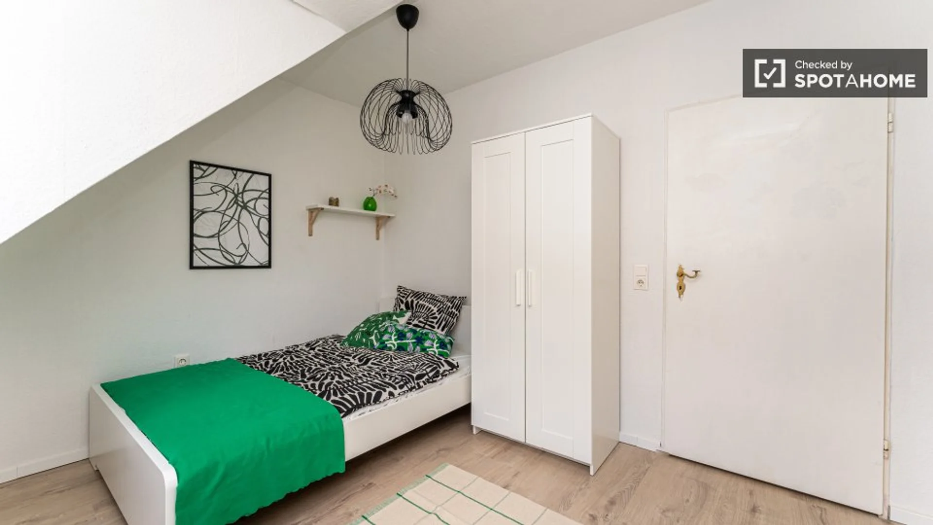 Chambre conviviale pour les étudiants dans avec des équipements modernes