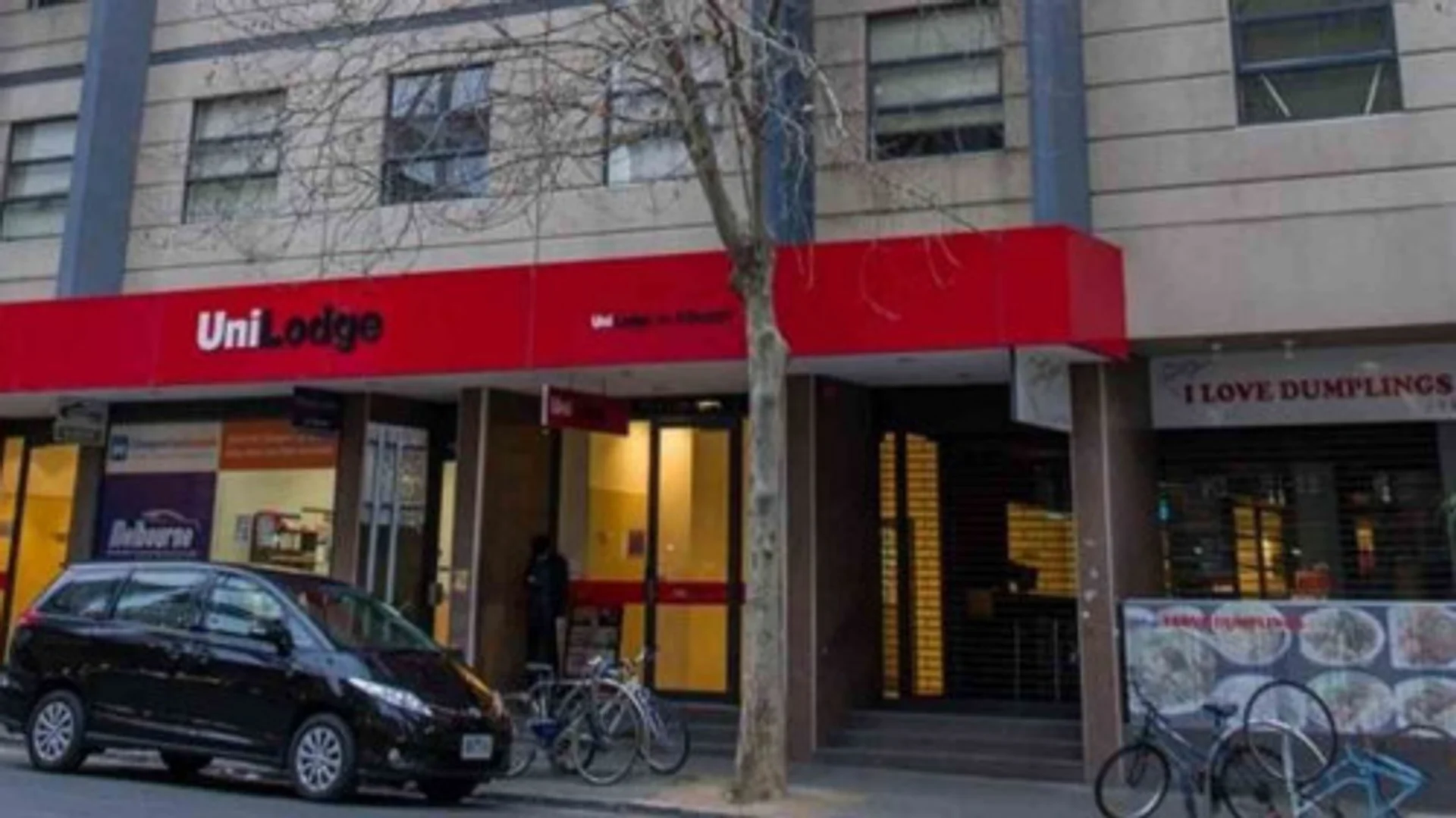 Habitación estudiantil luminosa y aireada con fácil acceso a la universidad en 