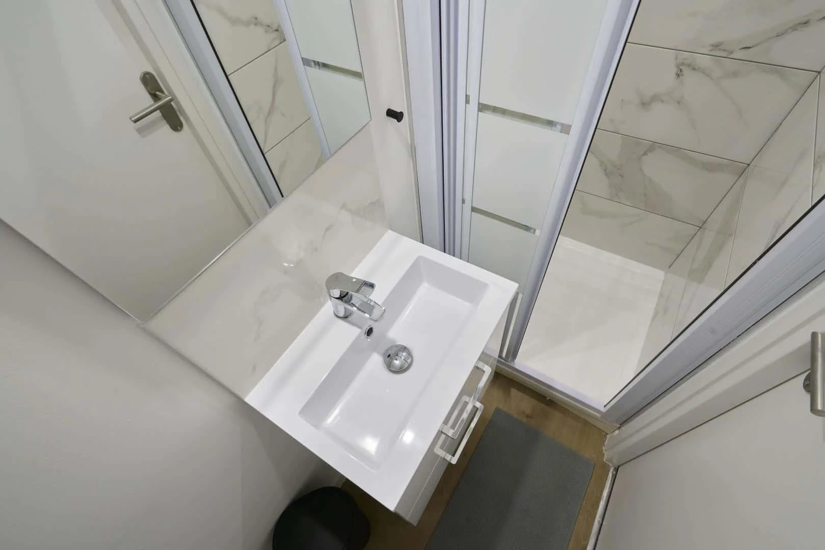 'de öğrenci dairesinde, tamamen mobilyalı kiralık oda