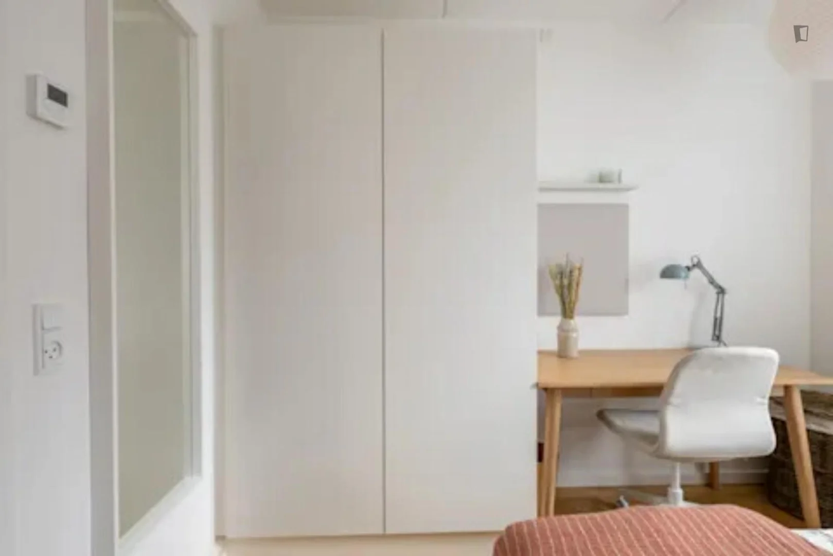 Chambre confortable pour étudiants disponible dans 