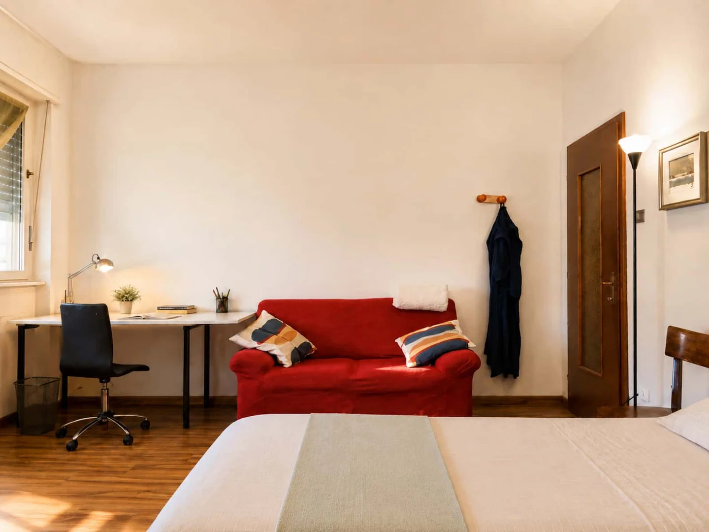 Bright and airy student room with easy university access in 