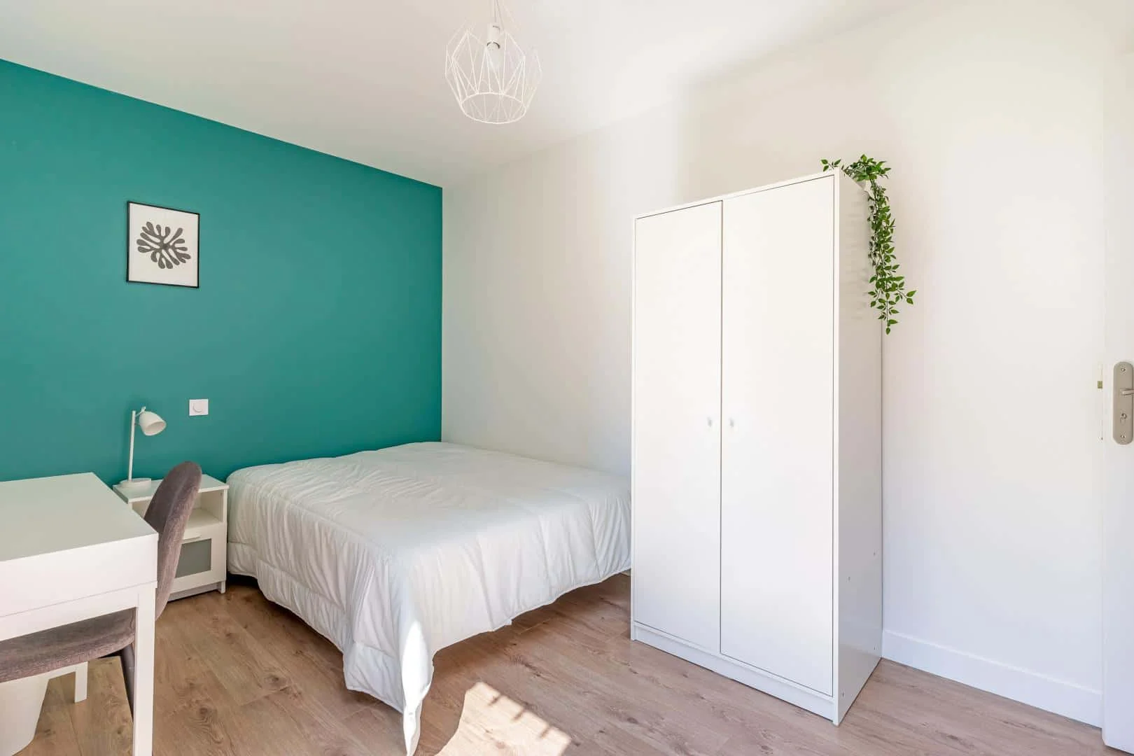 Habitación estudiantil funcional perfecta para estudiar en 
