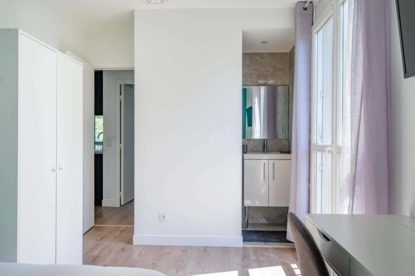Habitación estudiantil amplia y cómoda en 
