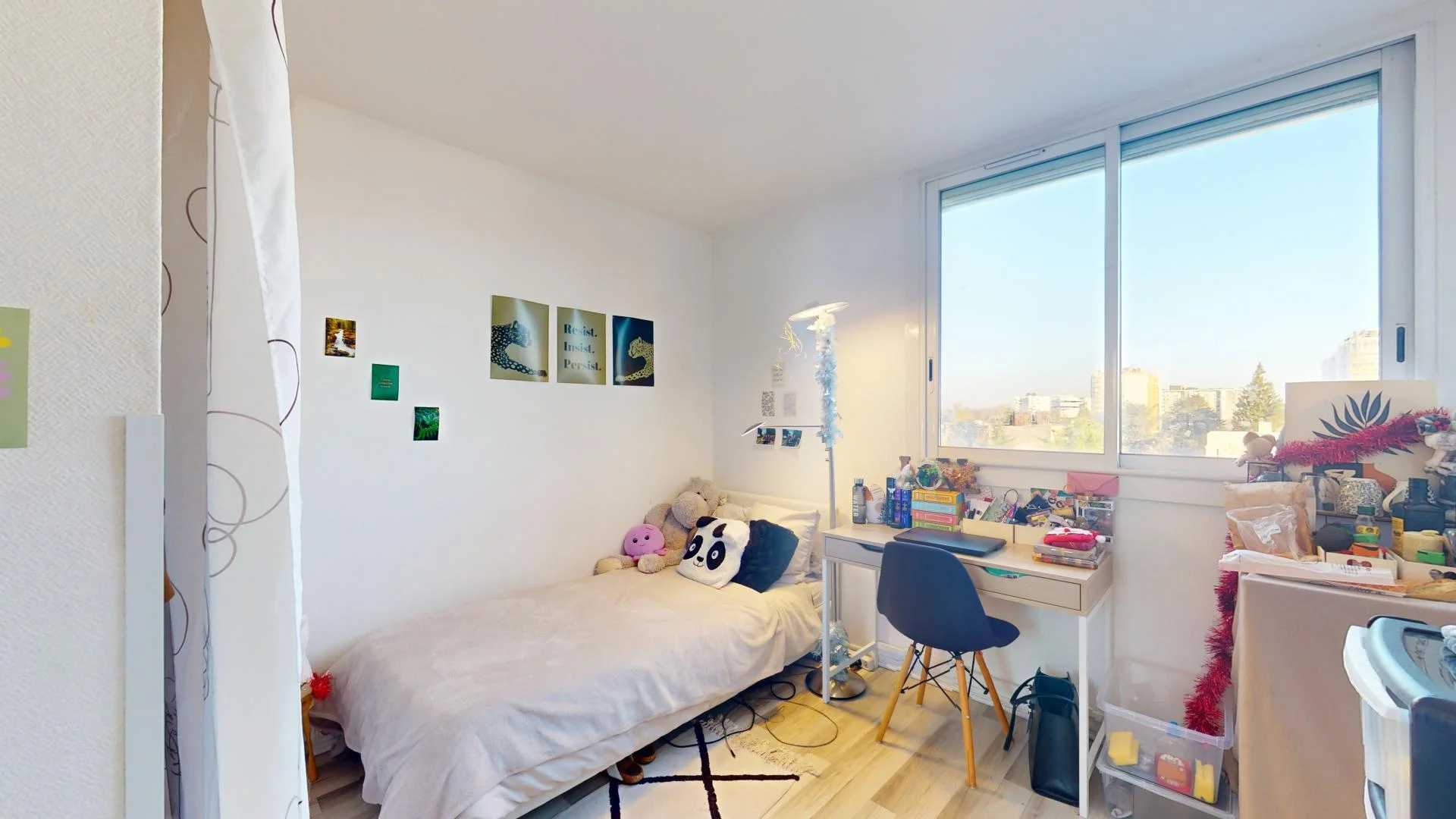 Bright and airy student room with easy university access in 