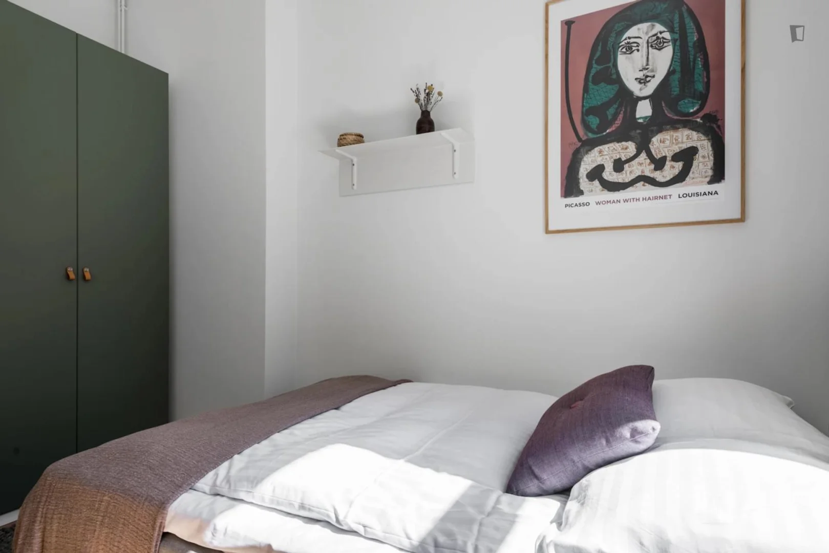 Habitación estudiantil amplia y cómoda en