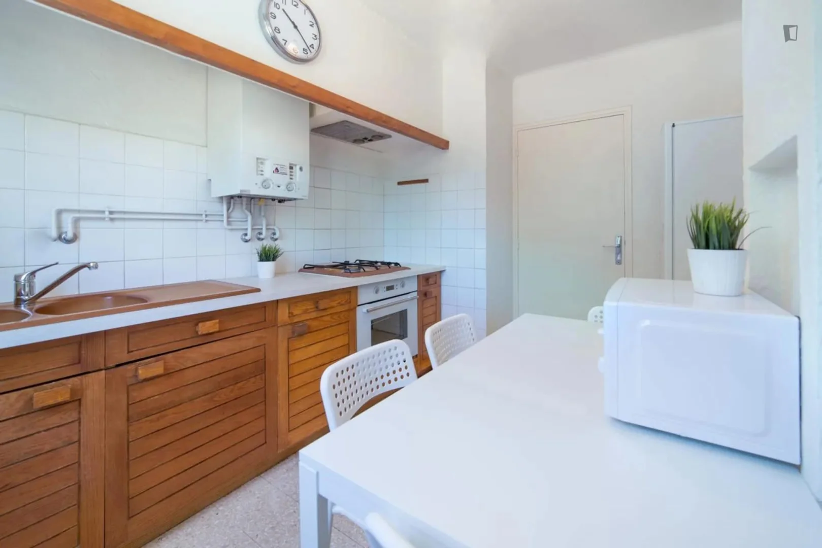 Habitación estudiantil amplia y cómoda en 