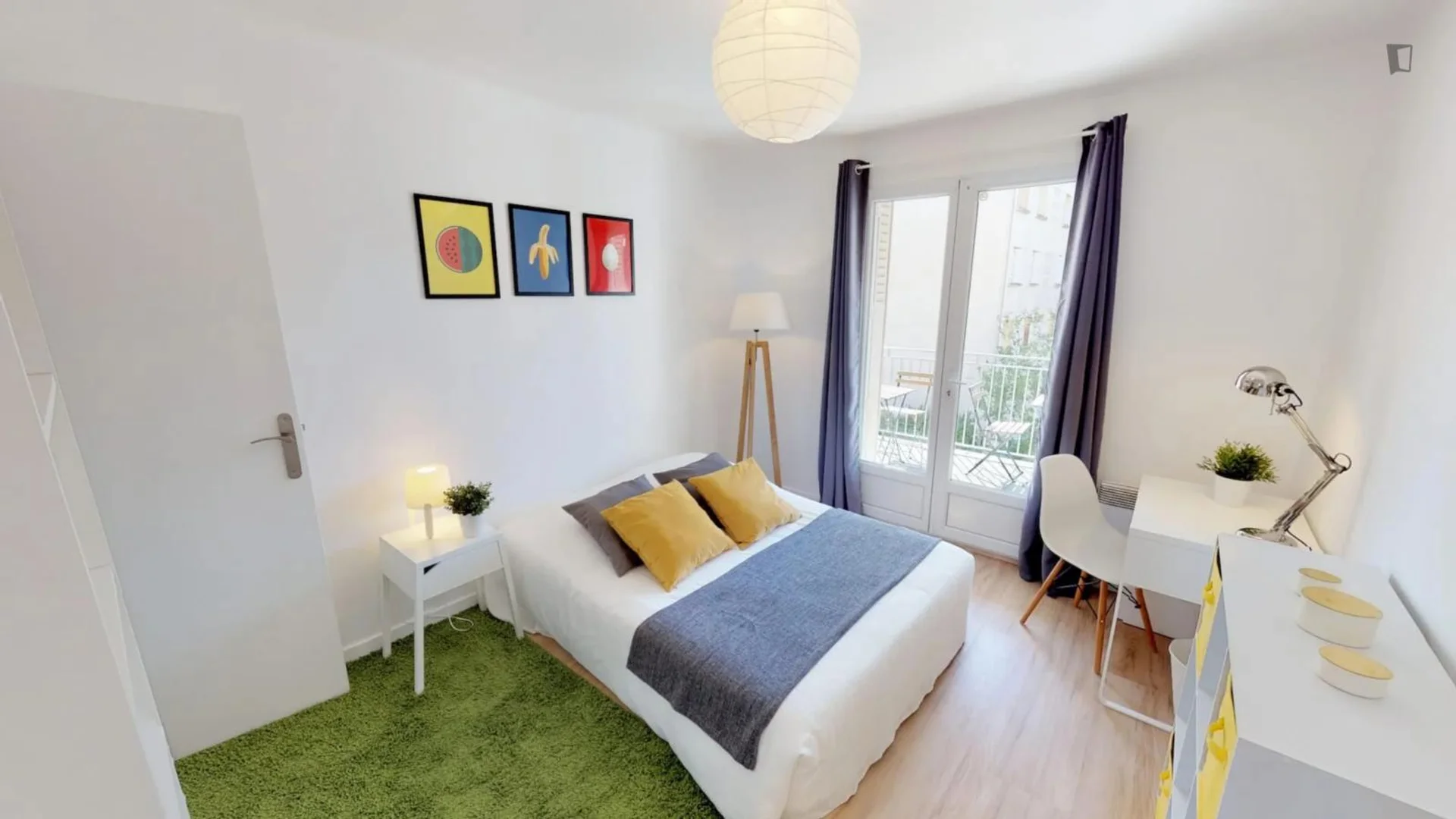 Habitación estudiantil funcional perfecta para estudiar en 