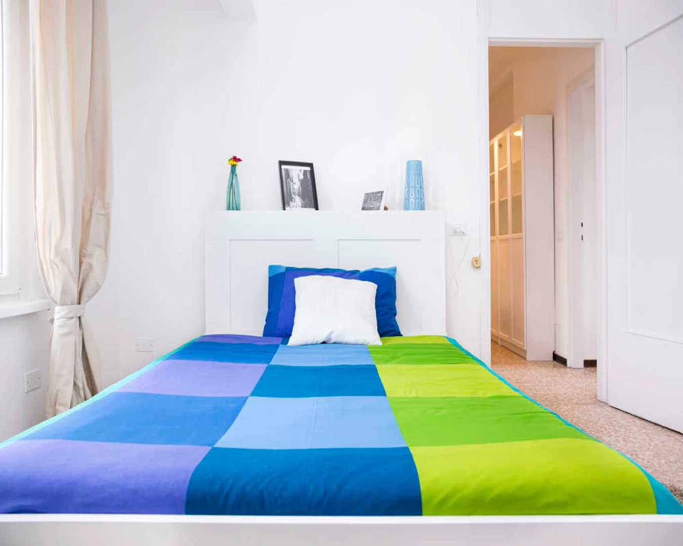 Habitación estudiantil funcional perfecta para estudiar en 