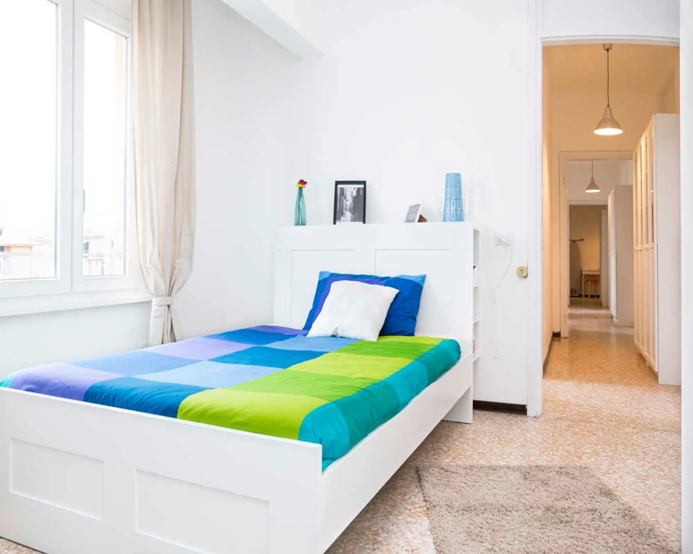 Habitación estudiantil funcional perfecta para estudiar en 