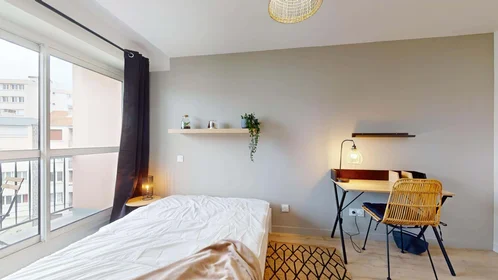 Chambre privée à 51 Rue de l'Oradou, 63000 Clermont-Ferrand, France, image 1 de 10