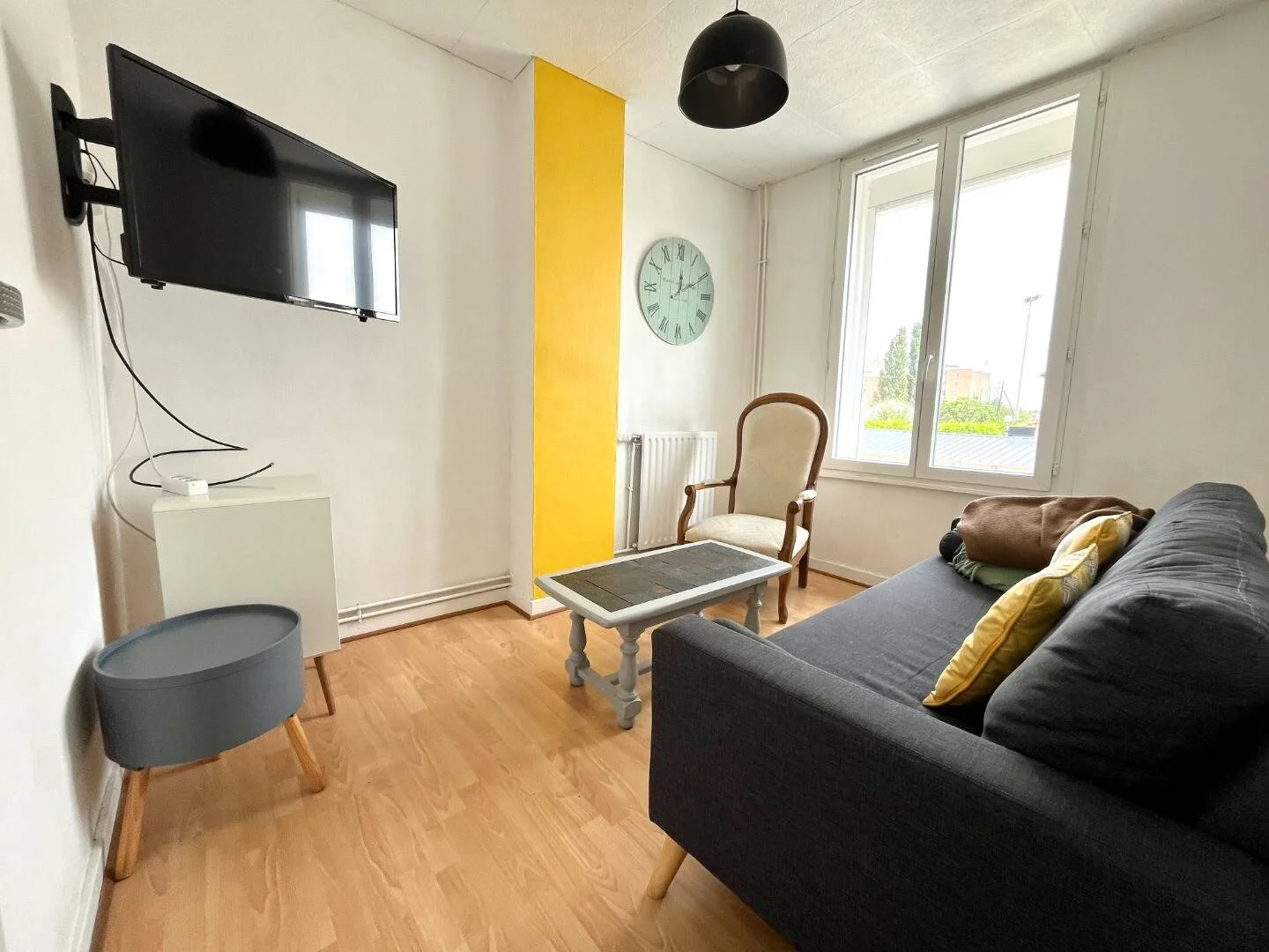 Habitación estudiantil funcional perfecta para estudiar en 