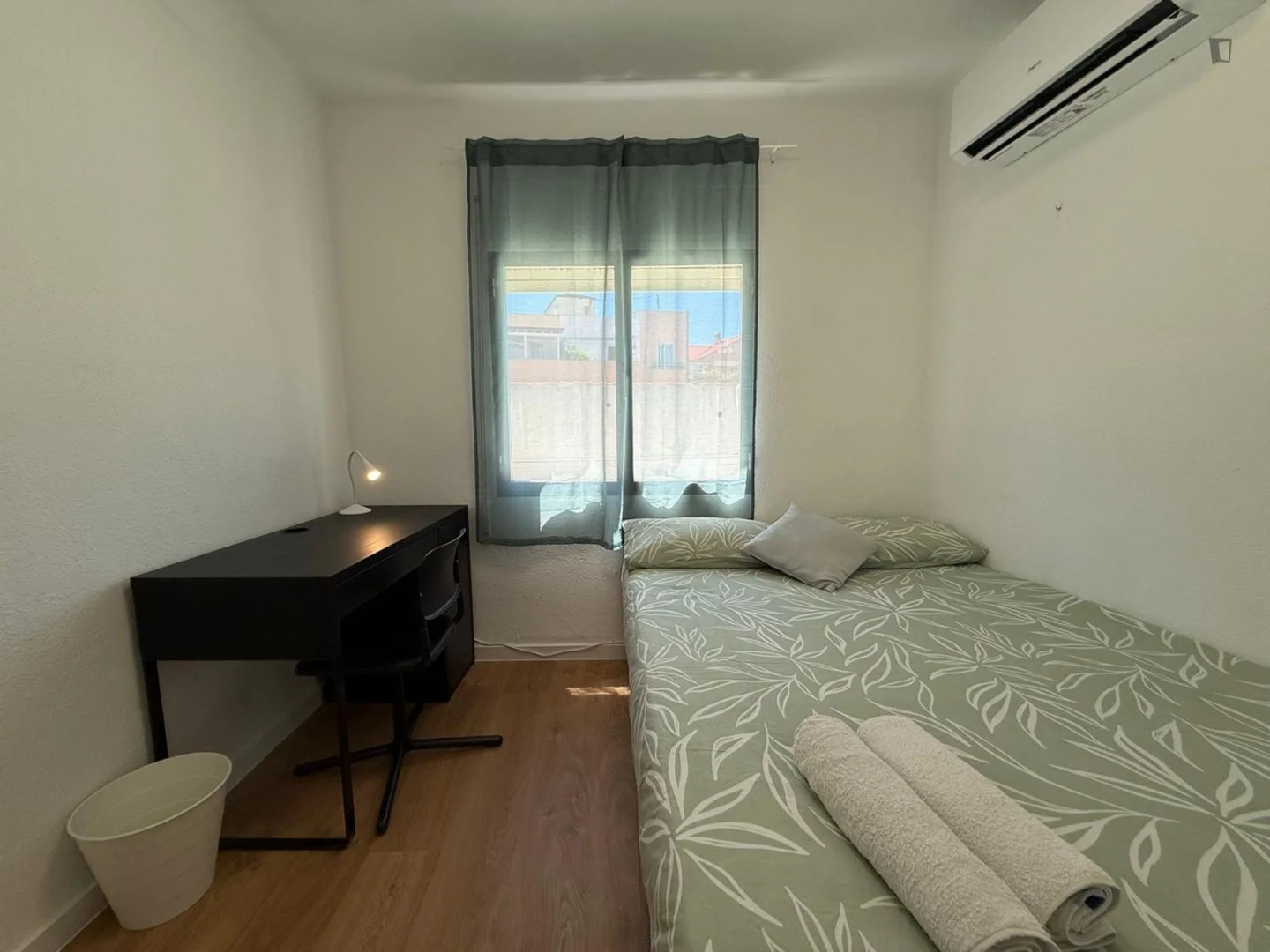 Habitación estudiantil funcional perfecta para estudiar en 
