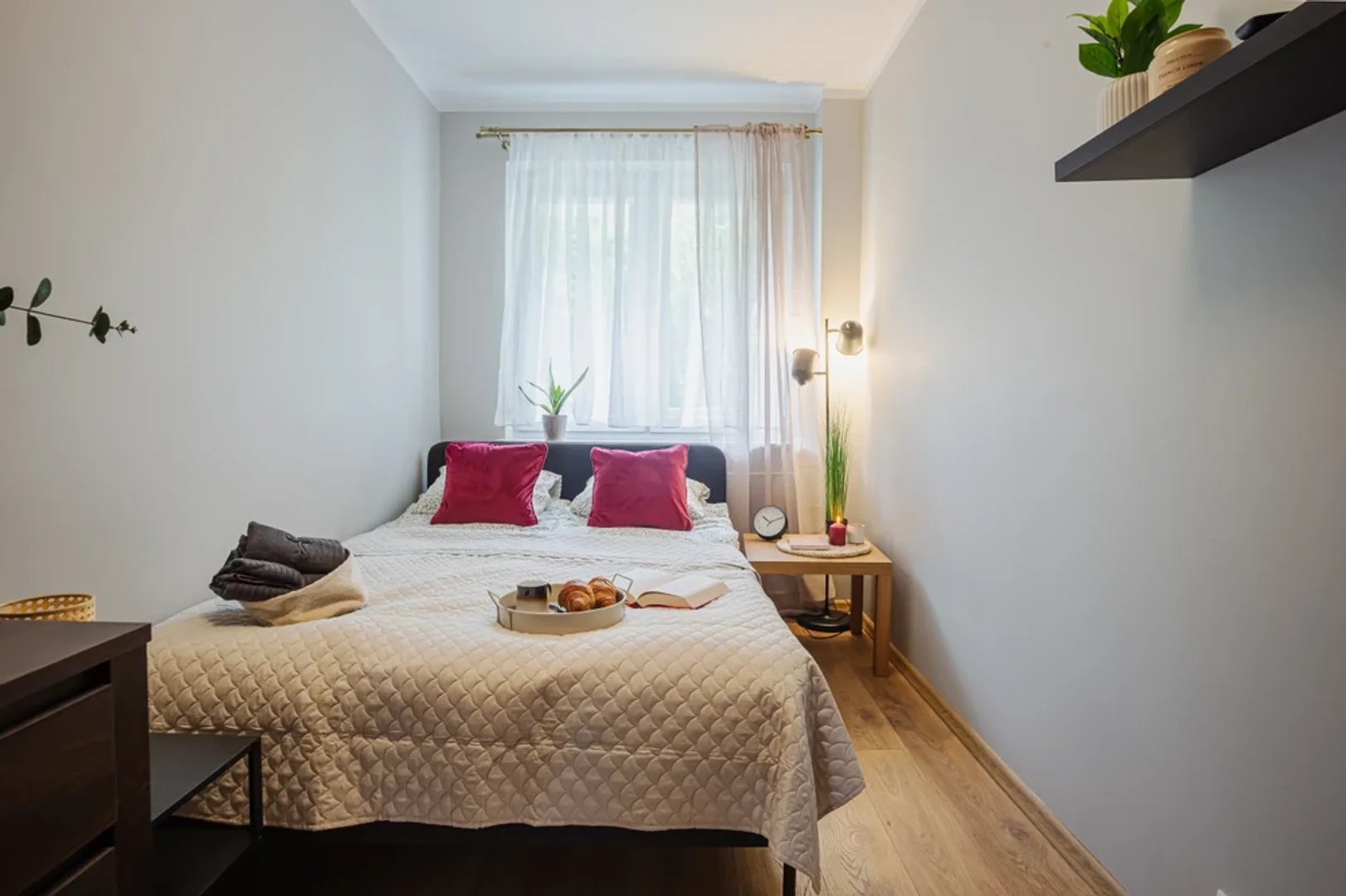 Bright and airy student room with easy university access in