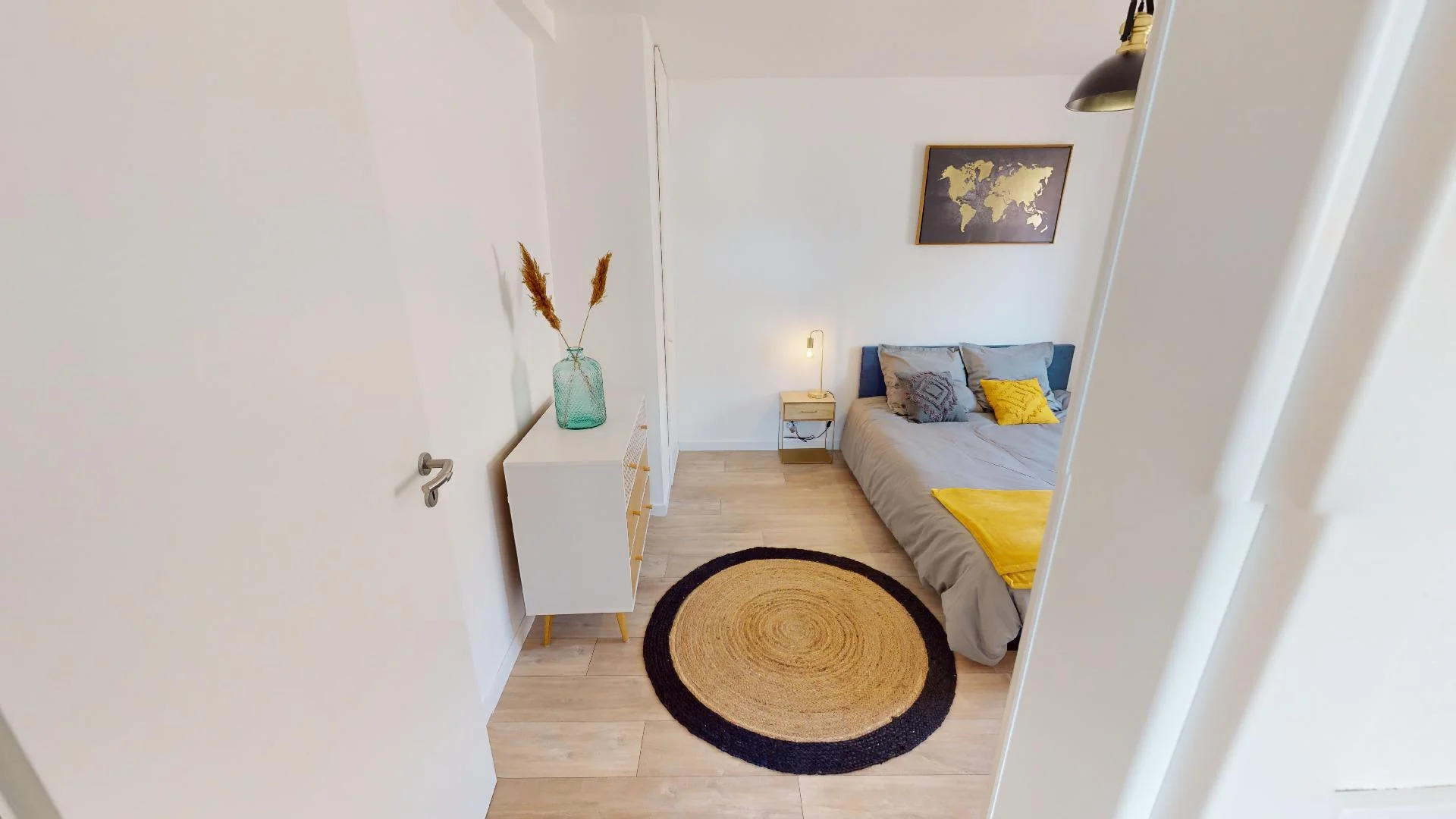 Chambre abordable pour les étudiants avec un bon éclairage dans 