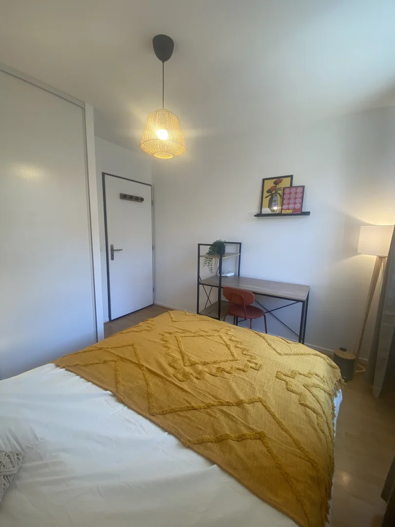 Comfortable and spacious student room in 