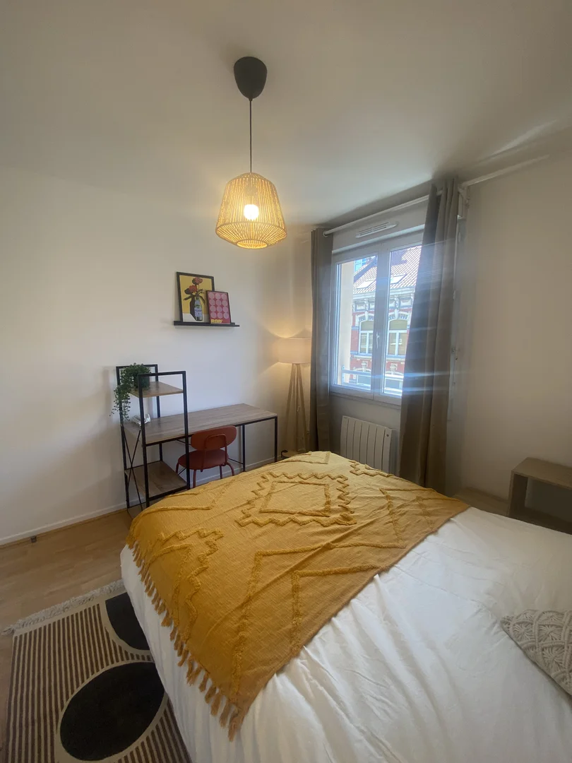 Bright and airy student room with easy university access in 