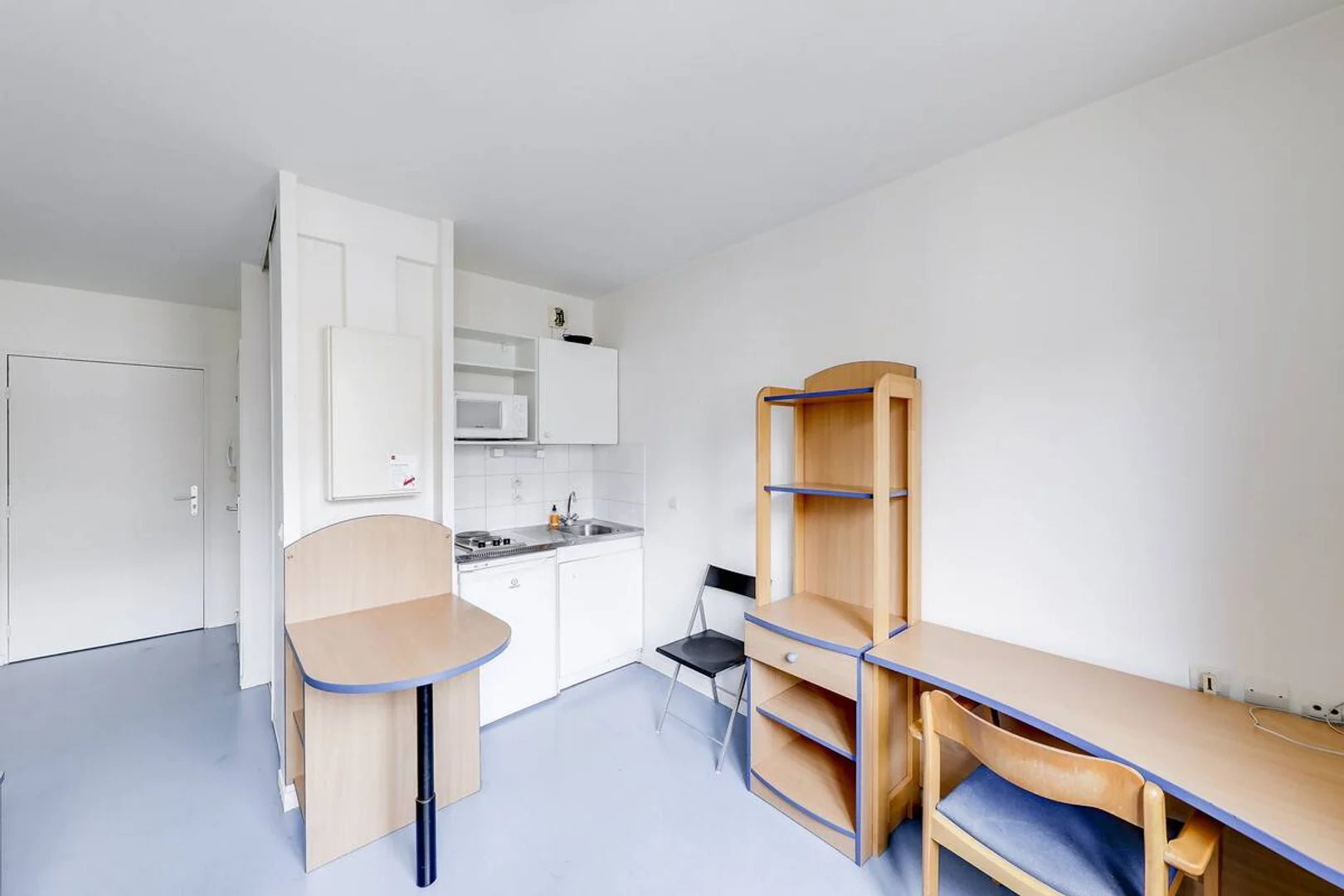Comfortable and spacious student room in 