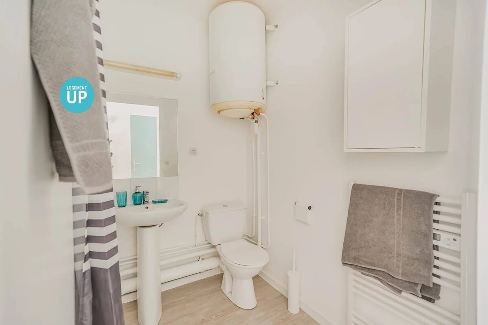 Room for rent in student apartment in , fully furnished