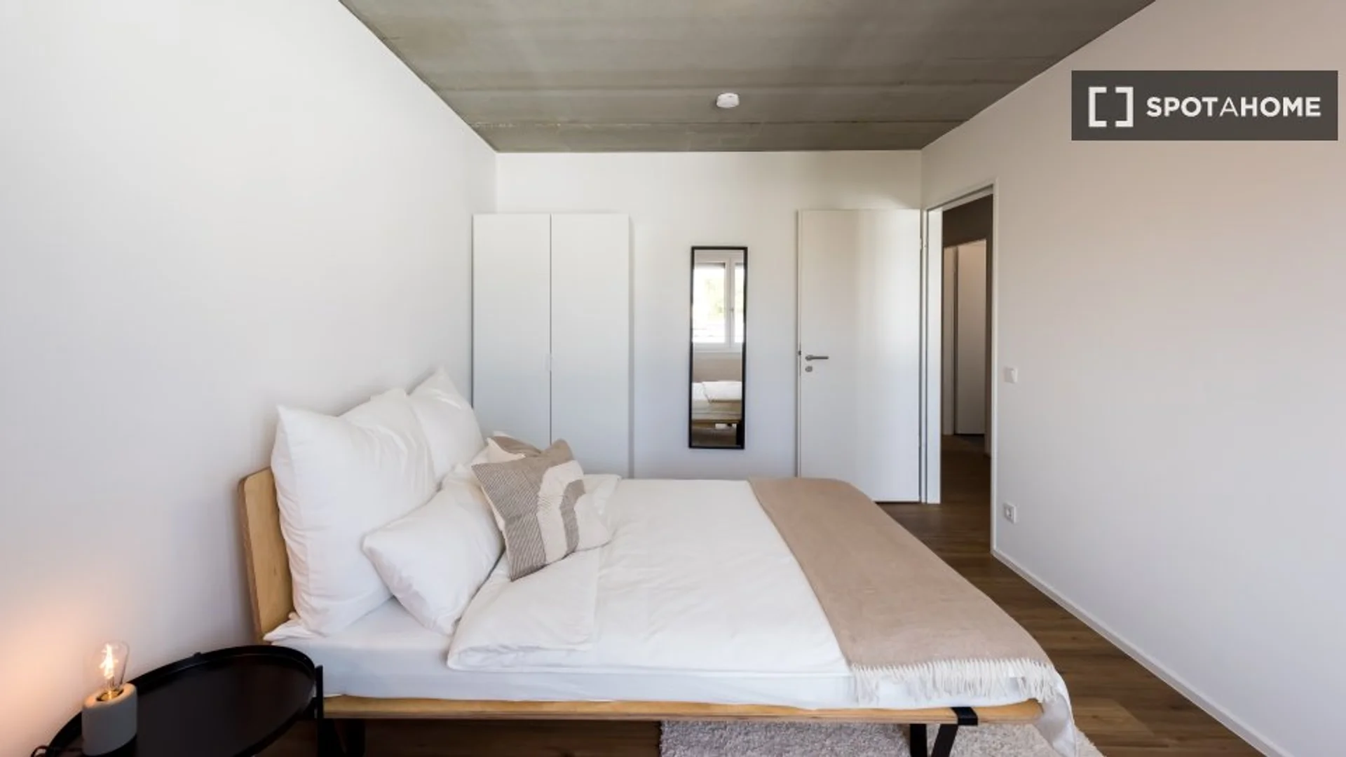 Functional student room perfect for studying in 