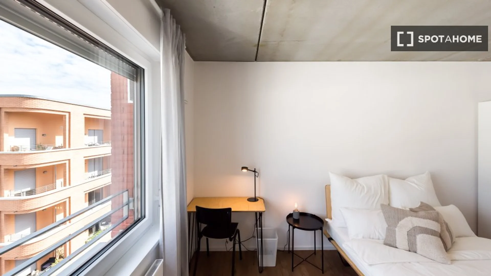 Comfortable and spacious student room in 