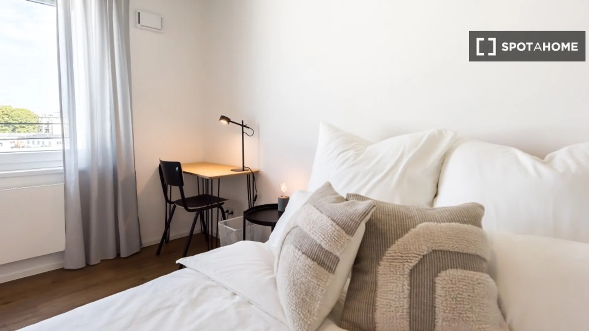 Room for rent in student apartment in , fully furnished