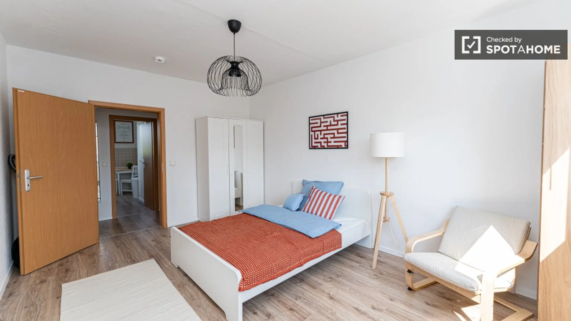Bright and airy student room with easy university access in 
