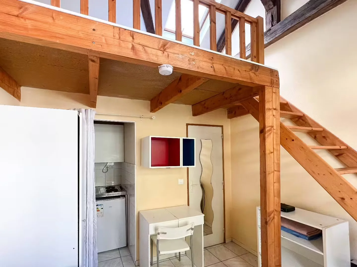 Functional student room perfect for studying in 