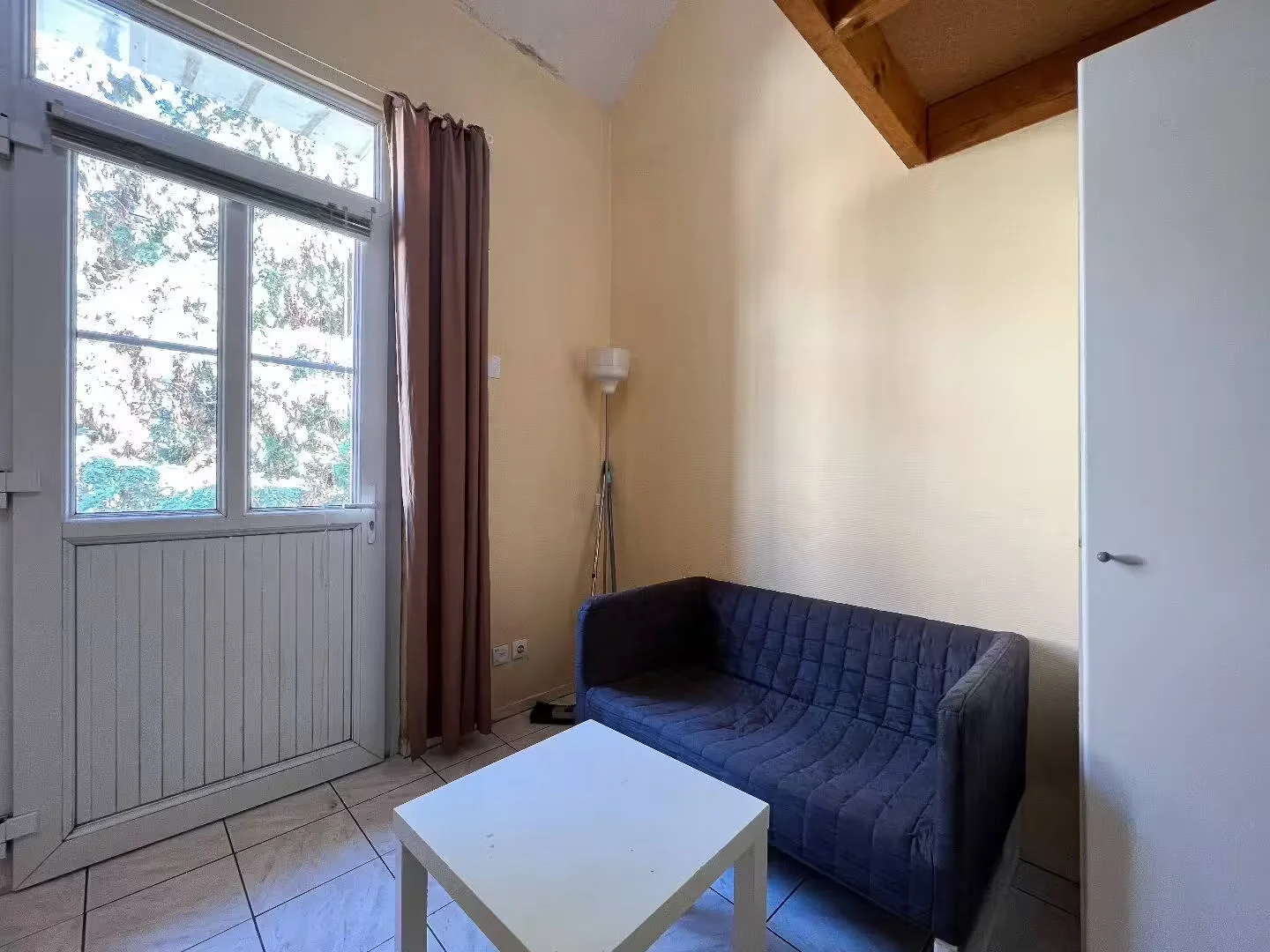 Affordable room for students with ample lighting in 