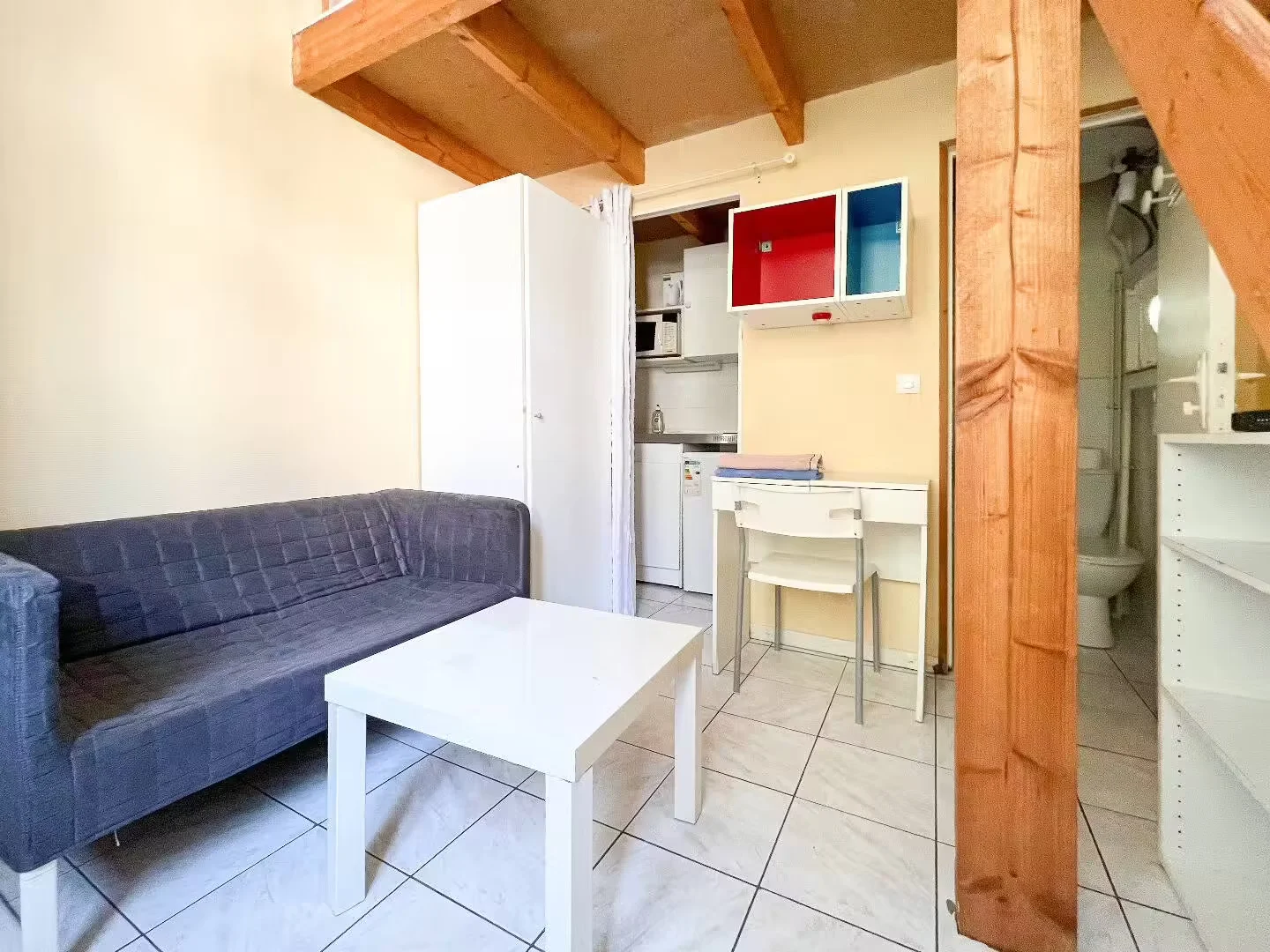 Functional student room perfect for studying in 