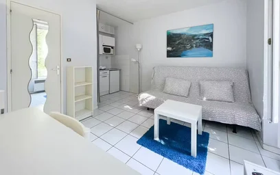 Renting rooms by the month in {area}