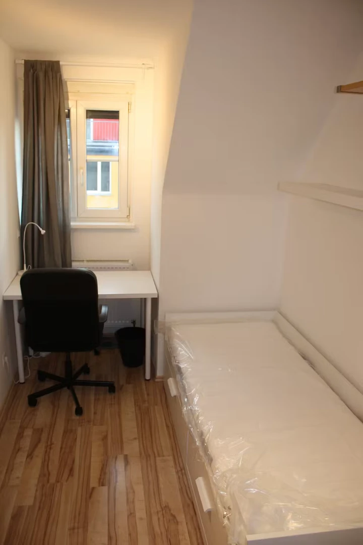 'da ders çalışmak için mükemmel olan fonksiyonel öğrenci odası