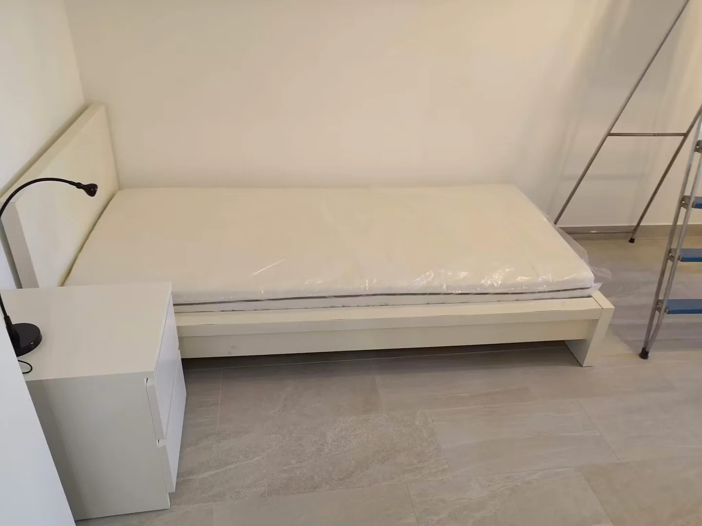 Quarto de estudante luminoso e arejado com acesso fácil à universidade em 