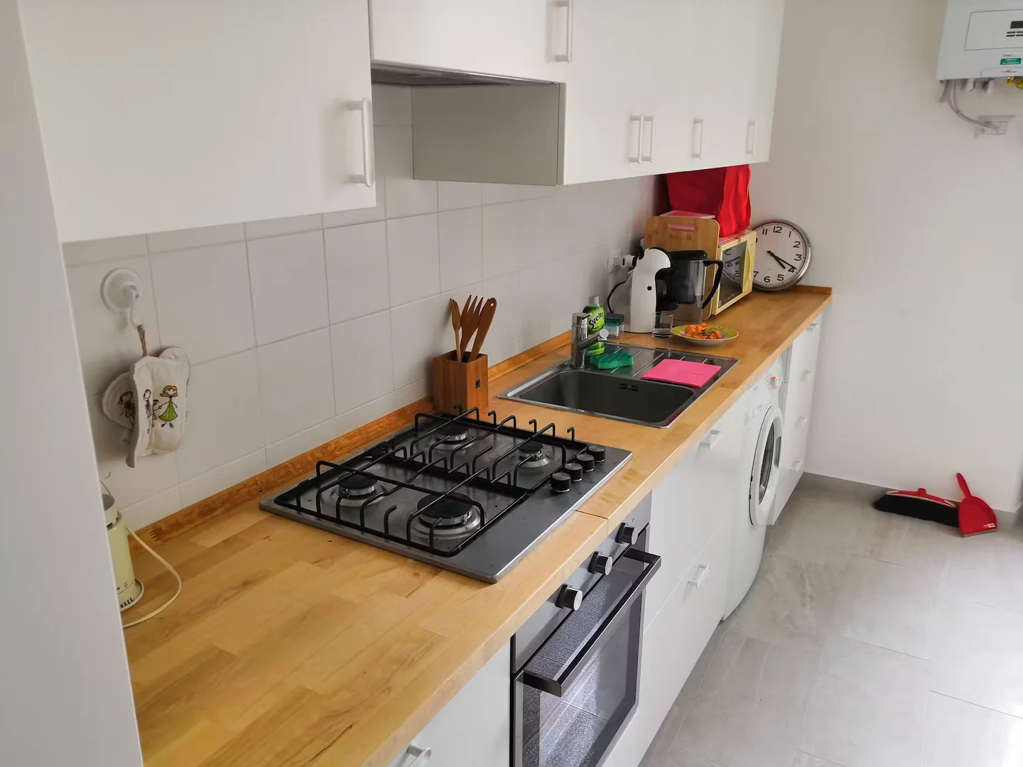 Quarto acessível para estudantes com iluminação ampla em 