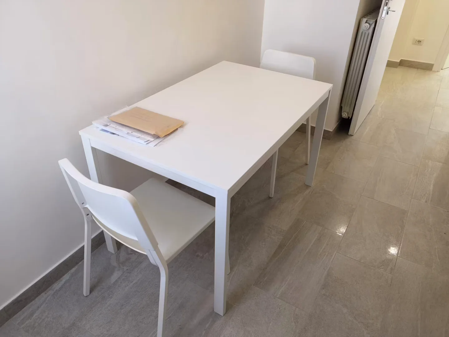 Quarto acessível para estudantes com iluminação ampla em 