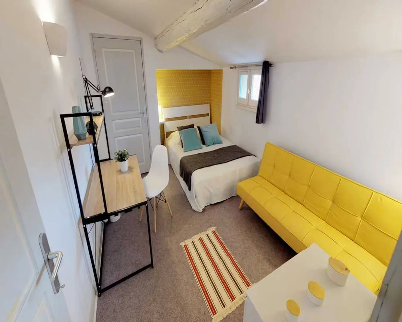 Chambre confortable pour étudiants disponible dans 