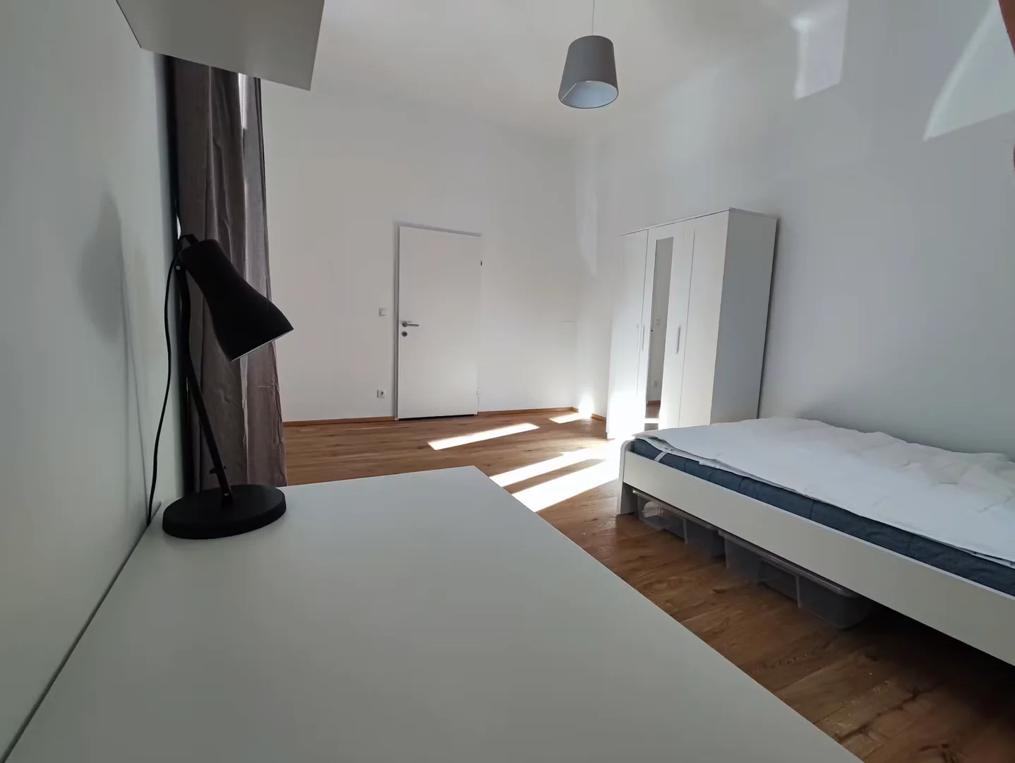 Chambre abordable pour les étudiants avec un bon éclairage dans 