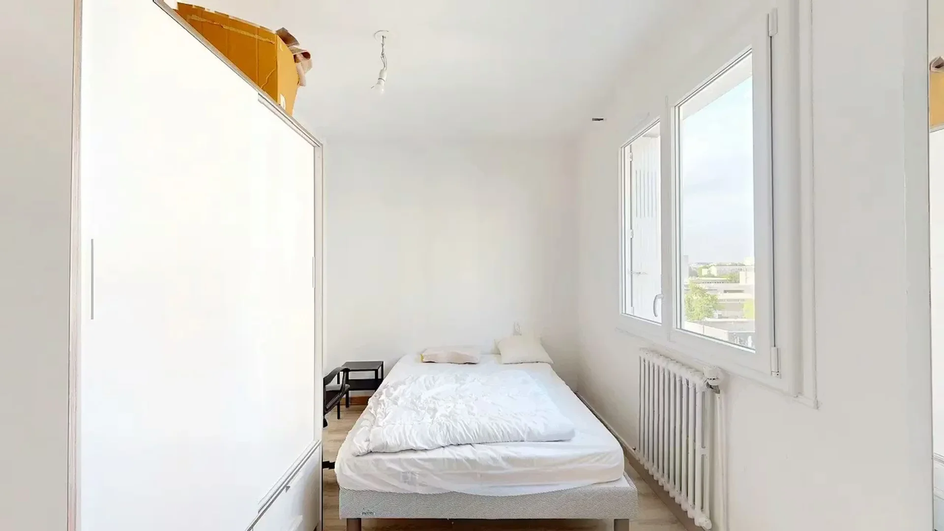 Quarto de estudante em  com área de estudo e instalações partilhadas