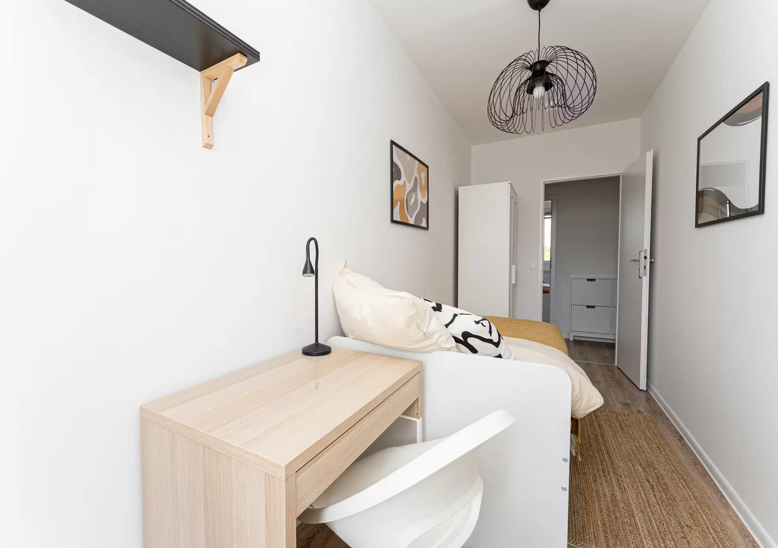 Habitación estudiantil funcional perfecta para estudiar en 