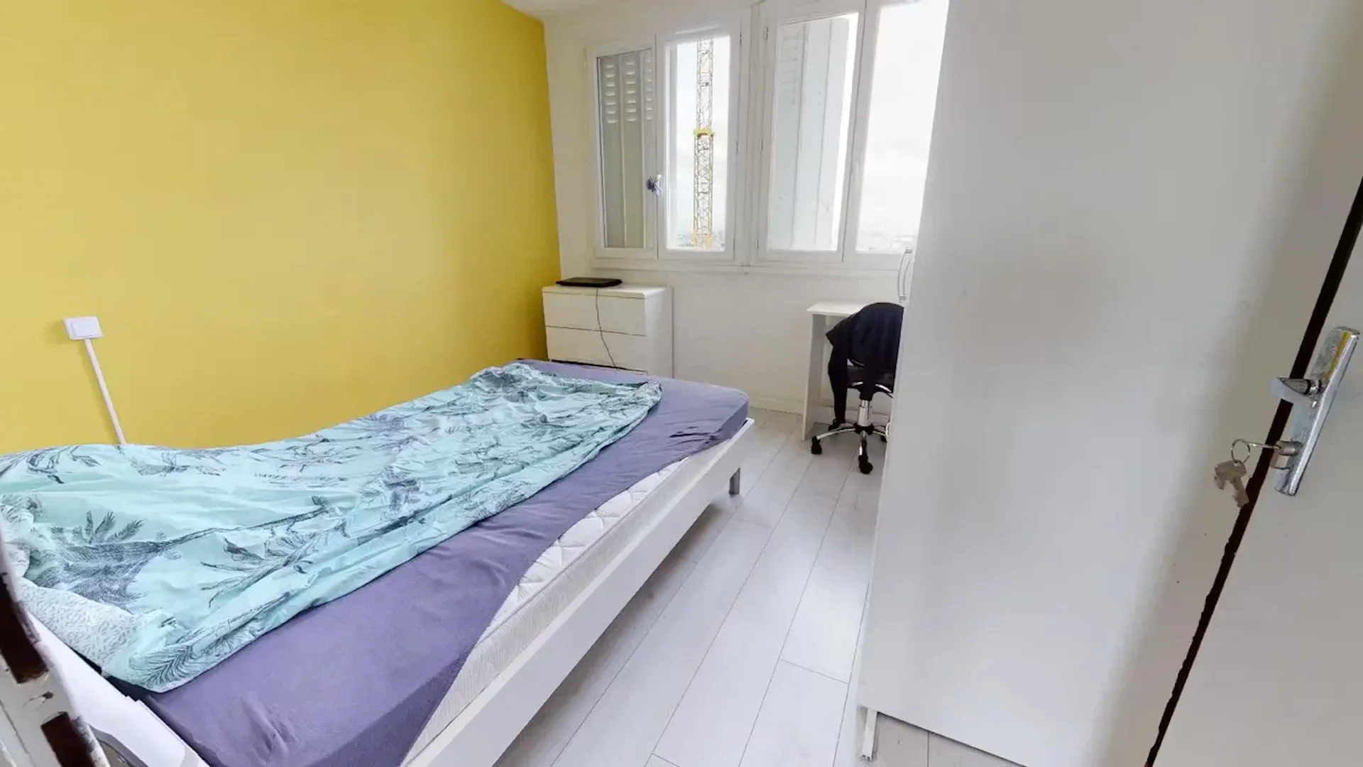 Chambre d'étudiant à  avec espace d'étude et installations communes
