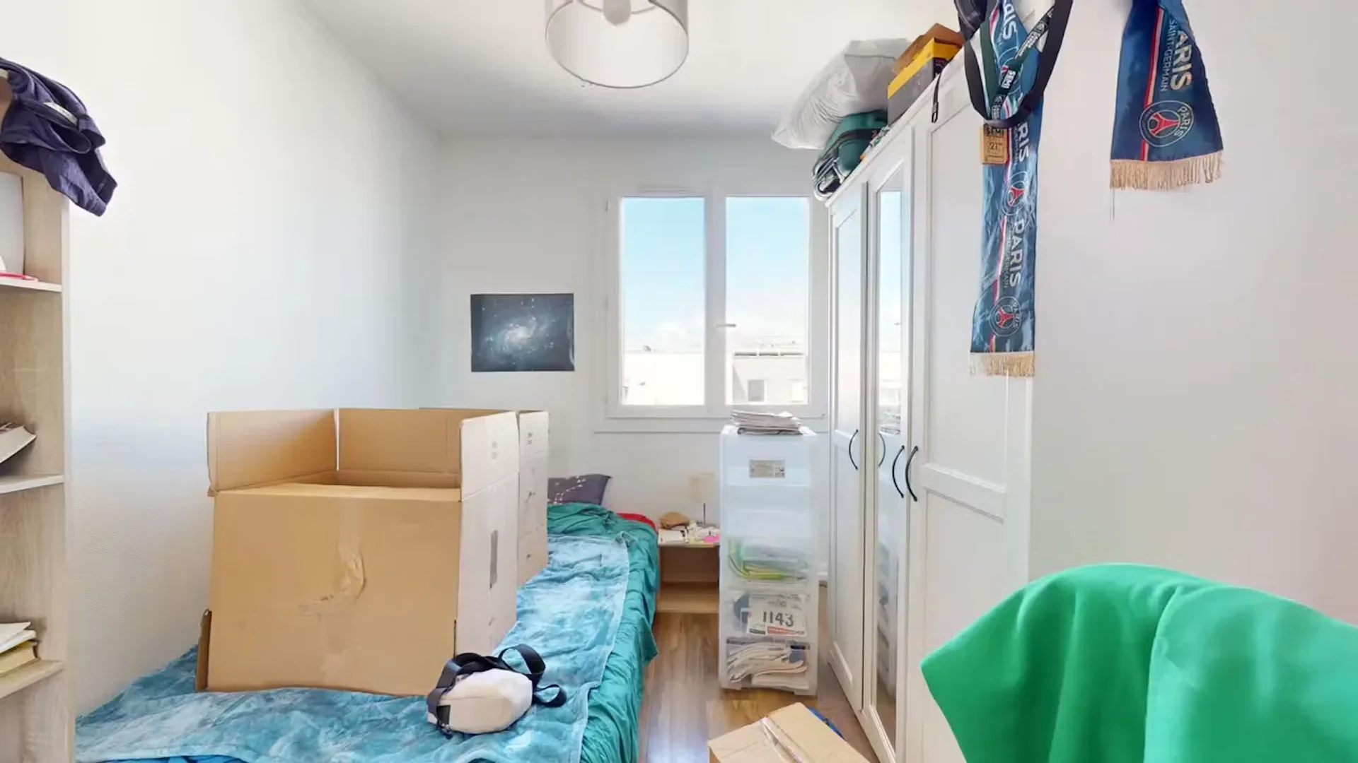 Chambre abordable pour les étudiants avec un bon éclairage dans 