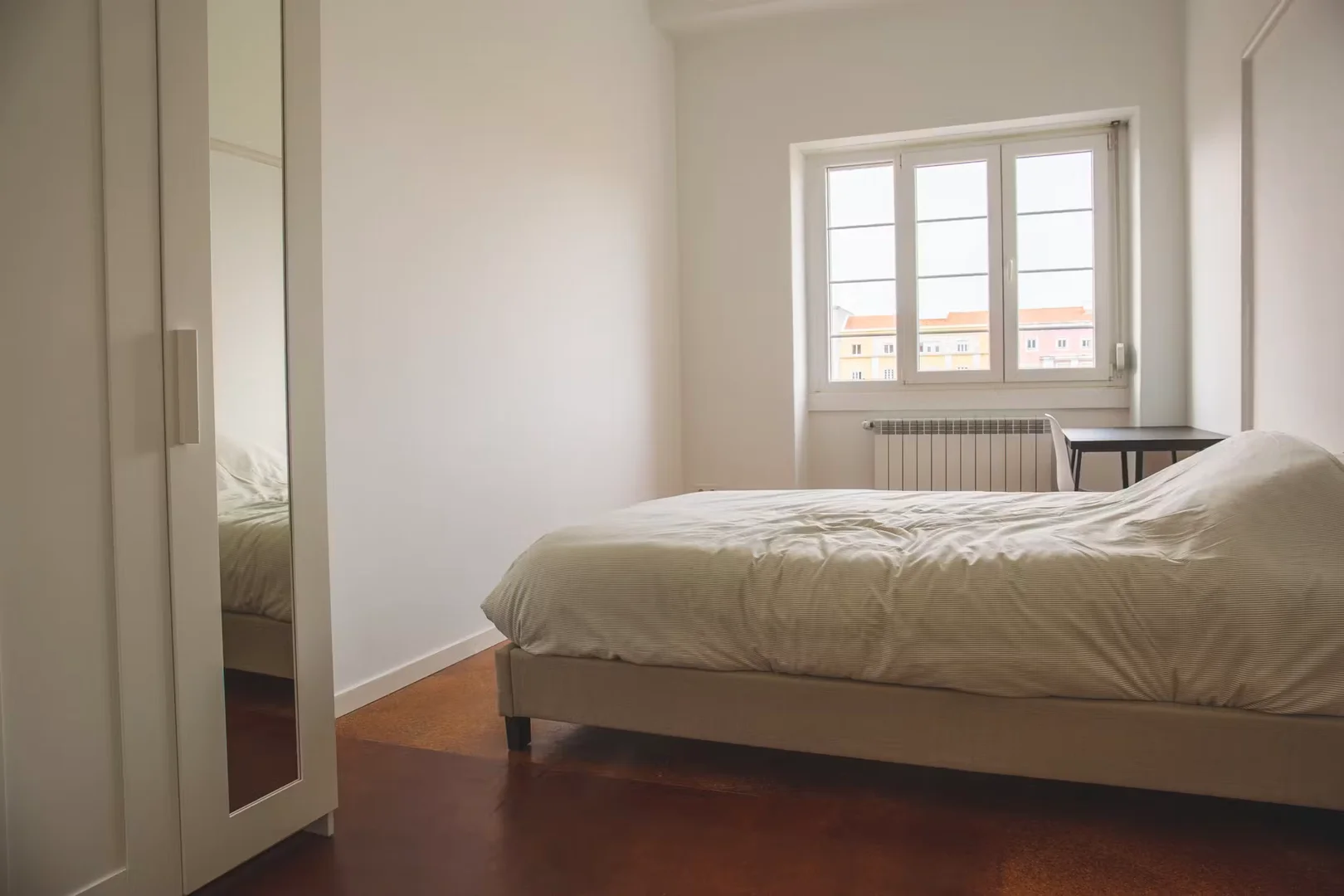 Chambre d'étudiant lumineuse et aérée avec accès facile à l'université dans 