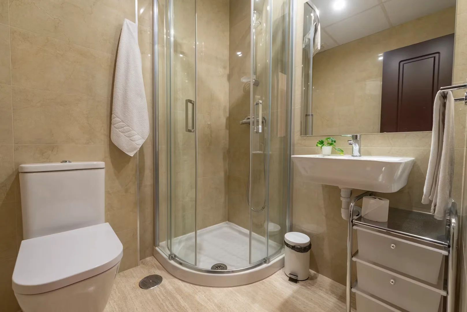 Economical student room with convenient location in 