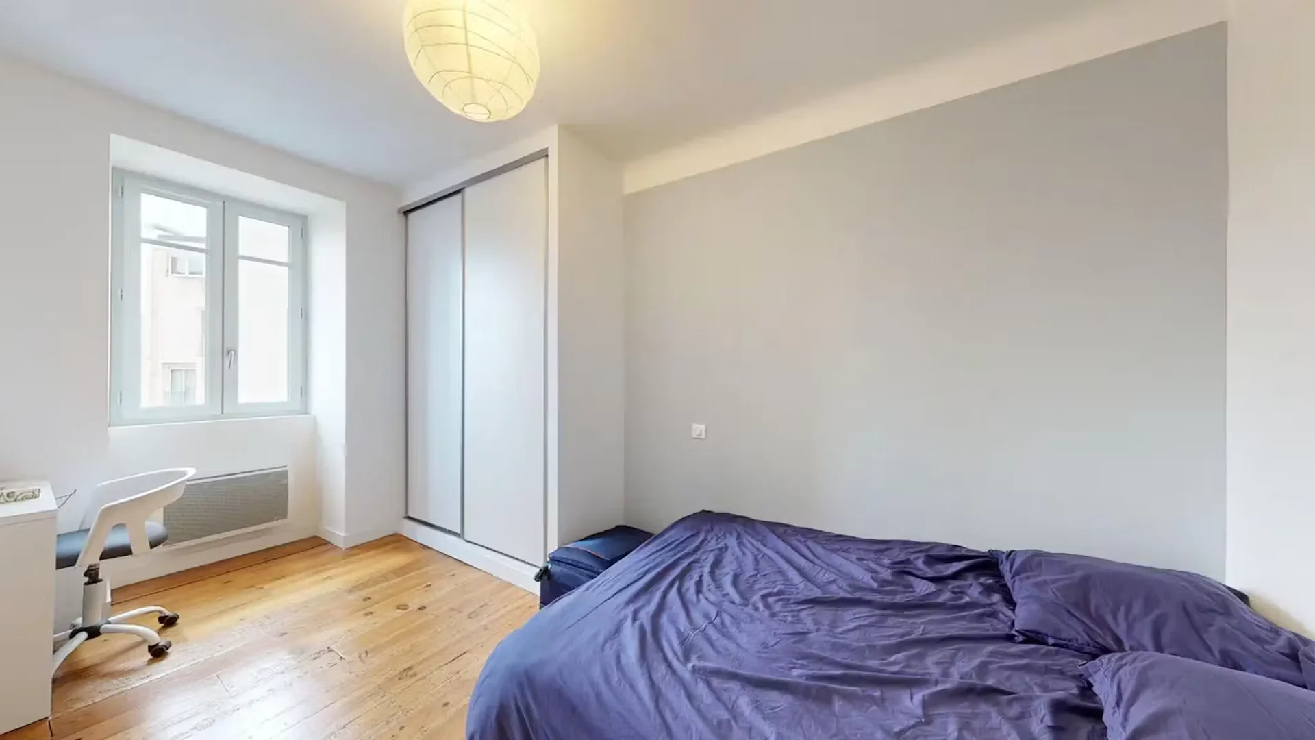Quarto de estudante luminoso e arejado com acesso fácil à universidade em 