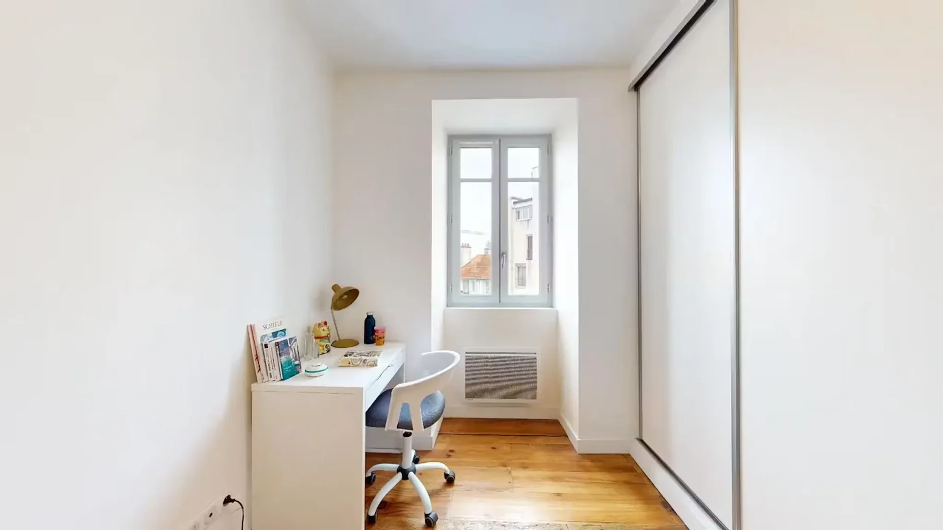 Quarto de estudante económico com localização conveniente em 
