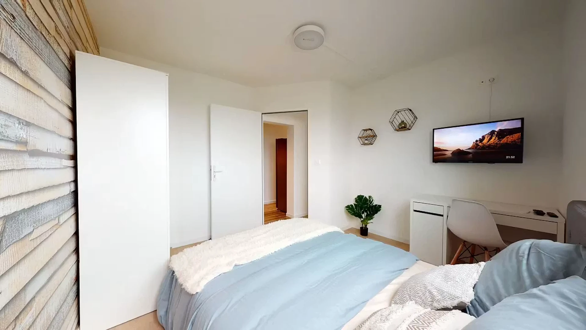 Habitación estudiantil funcional perfecta para estudiar en
