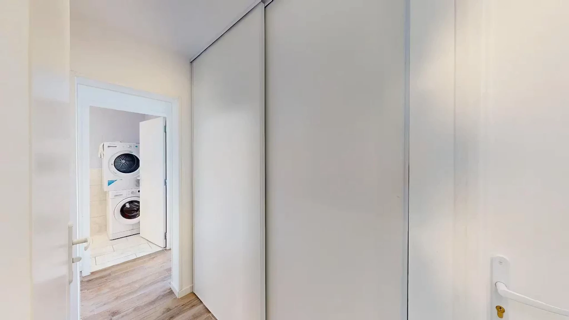 Habitación estudiantil funcional perfecta para estudiar en